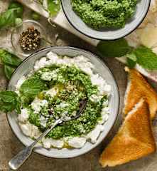 Pesto z zielonego groszku i mięty z ricottą