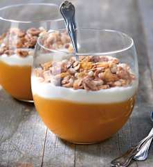 Purea di mela con yogurt e muesli