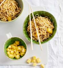 Noodles de frango com abacaxi