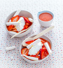 Crème au chèvre, coulis de fraise, fraises fraîches et meringues