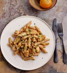Penne integral com frango e molho de laranja