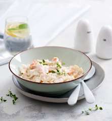 Makaron farfalle z sosem śmietanowym z wędzonym łososiem