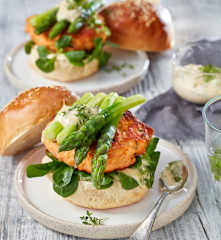 Lachs-Burger mit Kresse-Mayonnaise und grünem Spargel