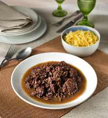 Estofado de carrilleras de cerdo ibérico con pasas