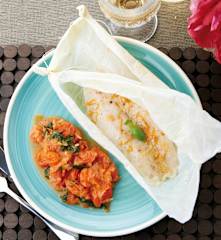 Filetes de linguado com molho de tomate e manjericão