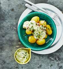 Pellkartoffeln mit Ricotta-Avocado-Dip