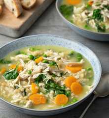 Zuppa di orzo e pollo