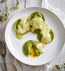 Ravioli com ovo de codorniz e molho de curgete