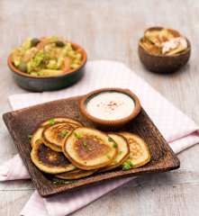 Medaliony ziemniaczane z salsą z pomidorów i awokado