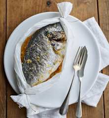 Dourada com legumes em papelote