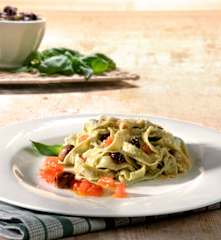 Tagliatelle al basilico al sugo di olive e pomodori