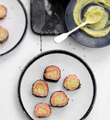 Rolo de salmão com abacate