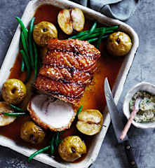 Lomo de cerdo asado con manzanas y judías verdes