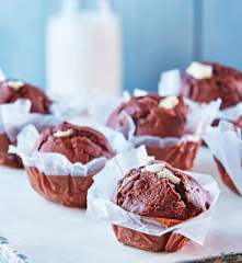 Muffins de cocoa y tres chocolates