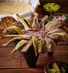 Molcajete con salsa de chilhuacle