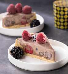 Cheesecake al cacao e frutti di bosco
