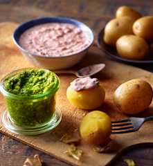 Pellkartoffeln mit Dip oder Pesto