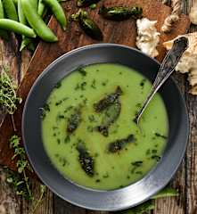 Studená hrášková polévka s bylinkovými ledovými kostkami