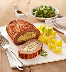 Hackfleischrolle mit Kartoffeln und Rotweinsauce