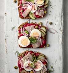 Brot mit Rote Bete und Hering (Smørrebrød)