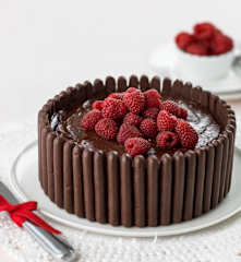 Bolo de chocolate com cobertura de chocolate