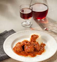 Carrilladas de cerdo con tomate y guarnición de arroz blanco