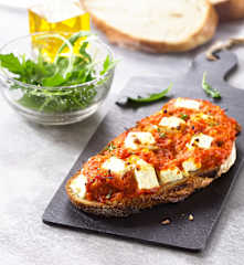 Tartines gratinées de feta à la tomate