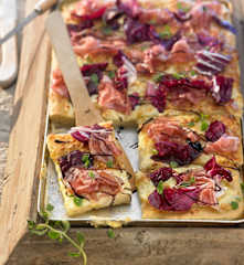Pizza mit Radicchio und Schinken
