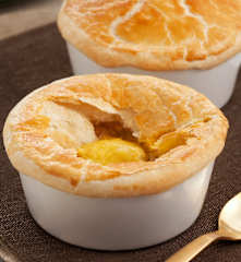 Crema de ahumados con sombrero de hojaldre