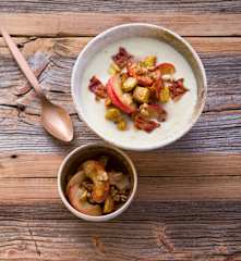 Pastinaken-Porree-Suppe mit Sirup-Äpfeln und Knusperbacon