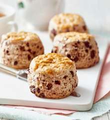 Scones mit getrockneten Kirschen und Schokostückchen