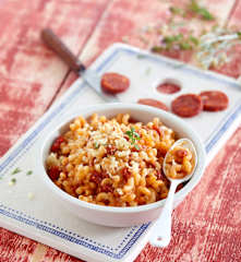 Makaron z kiełbasą chorizo i serem