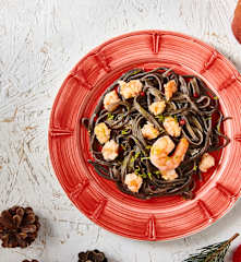 Tagliolini al nero di seppia con sugo ai gamberi