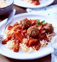 Hackfleischbällchen mit Tomaten-Oliven-Reis