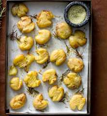 Pieczone gniecione ziemniaki z solą rozmarynową