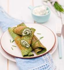 Zielone naleśniki z serkiem i szczypiorkiem