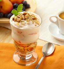 Ovocný pohár s jogurtem