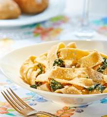 Tallarines de jitomate con espinacas y ricotta