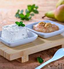 Mousse di formaggio di capra e menta con composta di pere