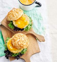 Hambúrgueres de grão e batata-doce com molho de manga