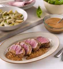 Solomillo de ternera con alcachofas, habas y guisantes
