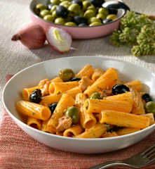 Tortiglioni al pollo e olive nere