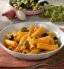 Tortiglioni mit Poulet und schwarzen Oliven