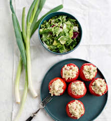 Tomate recheado com pasta de frango
