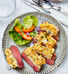 Rindersteak mit Pfirsich-Schafskäse-Topping