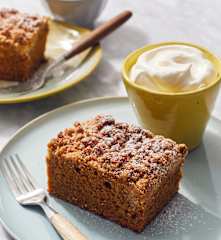Carrot Cake mit Walnuss-Streuseln