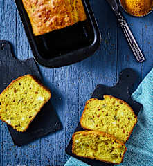 Plumcake salato alla curcuma con quartirolo e olive