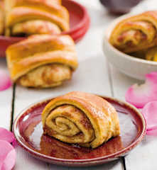 Drożdżówki z nadzieniem z płatków róż