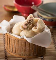 Steamed pork buns (baozi)
