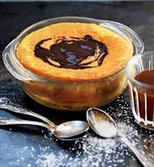 Soufflé à la noix de coco, sauce chocolat
